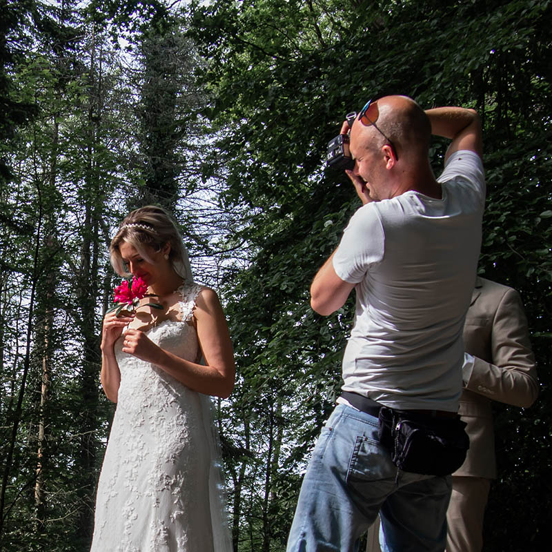 Chiel Hoekstra van Bruidsmomenten maakt foto's van bruidspaar